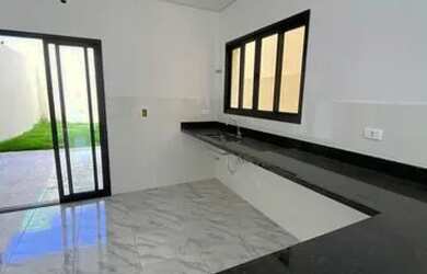 Imagem: A casa em condomínio possui 3 Dormitórios, 2 Banheiros, 2