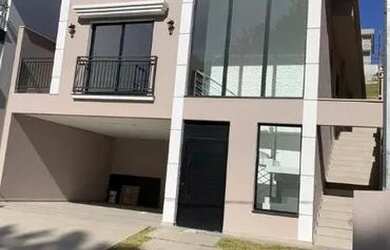 Imagem: A casa possui 4 Dormitórios, 3 Banheiros, 4 Vagas na garagem