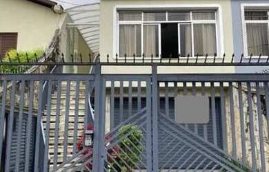 Imagem: A casa possui 4 Dormitórios, 5 Banheiros, 4 Vagas na garagem