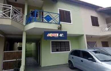 Imagem: A casa possui 3 Dormitórios, 1 Banheiro, 1 Vaga na garagem