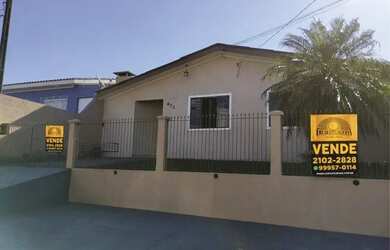 Imagem: A casa possui 3 Dormitórios, 1 Banheiro, 1 Vaga na garagem