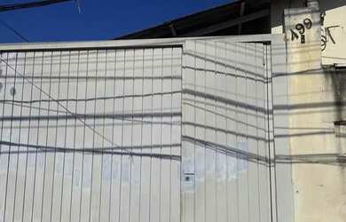 Imagem: A casa possui 2 Dormitórios, 1 Banheiro, 2 Vagas na garagem