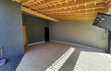 Imagem: A casa possui 3 Dormitórios, 2 Banheiros, 2 Vagas na garagem