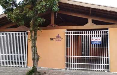 Imagem: A casa possui 4 Dormitórios, 2 Banheiros, 3 Vagas na garagem