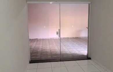 Imagem: A casa possui 3 Dormitórios, 2 Banheiros, 2 Vagas na garagem