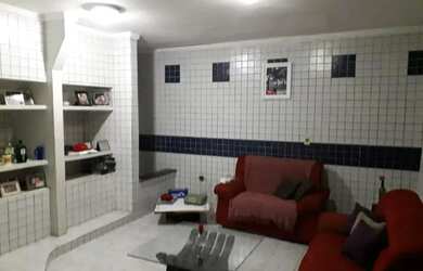 Imagem: A casa possui 4 Dormitórios, 3 Banheiros, 2 Vagas na garagem