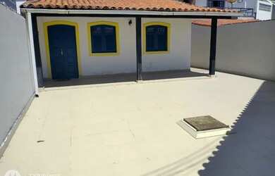 Imagem: A casa possui 2 Dormitórios, 2 Banheiros, 3 Vagas na garagem