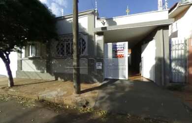 Imagem: A casa possui 2 Dormitórios, 1 Banheiro, 2 Vagas na garagem