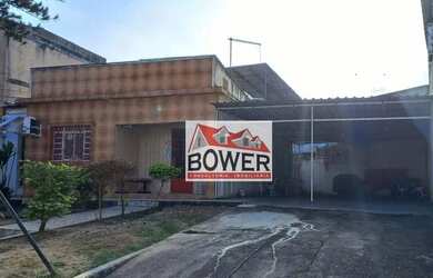 Imagem: A casa possui 3 Dormitórios, 2 Banheiros, 5 Vagas na garagem