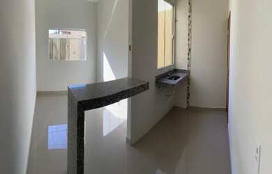 Imagem: A casa possui 2 Dormitórios, 2 Banheiros, 2 Vagas na garagem