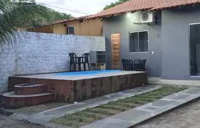 Imagem: A casa possui 2 Dormitórios e 5 Vagas na garagem e está localizado