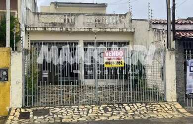 Imagem: A casa possui 4 Dormitórios, 1 Banheiro, 2 Vagas na garagem