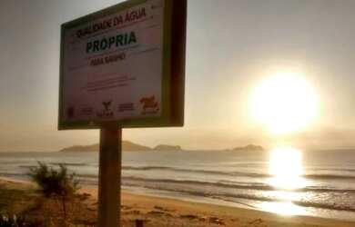 Imagem 2: Reserva de Casa na Praia de Barra do Sul Perto do Mar. Por Finais de Semana