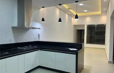 Imagem: A casa possui 3 Dormitórios, 2 Banheiros, 2 Vagas na garagem