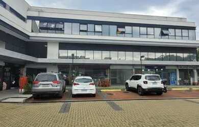 Imagem: O depósito possui 3 Vagas na garagem, 180m² de Área e está