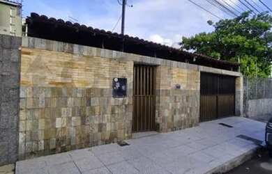 Imagem: A casa possui 4 Dormitórios, 3 Banheiros, 2 Vagas na garagem