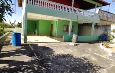 Imagem: A casa possui 4 Dormitórios, 2 Banheiros, 5 Vagas na garagem