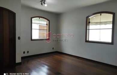 Imagem: A casa possui 3 Dormitórios, 3 Banheiros, 5 Vagas na garagem