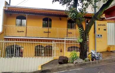 Imagem: A casa possui 5 Dormitórios, 2 Banheiros, 1 Vaga na garagem