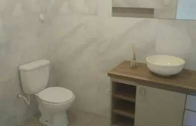 Imagem: A casa possui 2 Dormitórios, 1 Banheiro, 1 Vaga na garagem