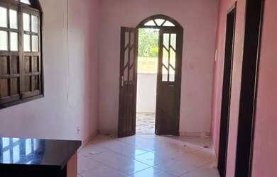 Imagem: A casa possui 2 Dormitórios, 1 Banheiro, 1 Vaga na garagem