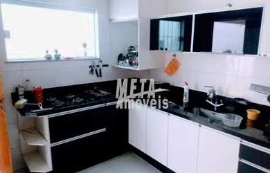 Imagem: A casa possui 3 Dormitórios, 2 Banheiros, 2 Vagas na garagem