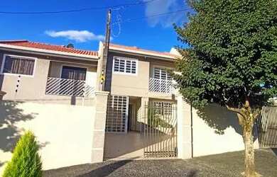 Imagem: A casa possui 3 Dormitórios, 2 Banheiros, 2 Vagas na garagem