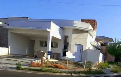 Imagem: A casa em condomínio possui 3 Dormitórios, 2 Banheiros, 4