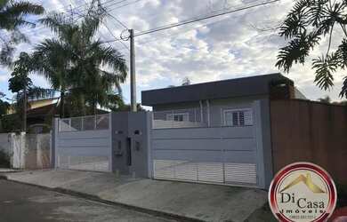 Imagem: A casa possui 3 Dormitórios, 3 Banheiros, 2 Vagas na garagem