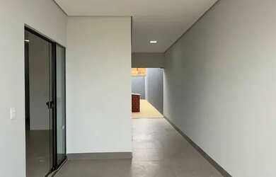 Imagem: A casa possui 3 Dormitórios, 2 Banheiros, 2 Vagas na garagem