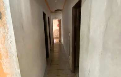 Imagem: A casa possui 4 Dormitórios, 2 Banheiros, 3 Vagas na garagem