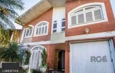 Imagem: A casa e possui 4 Dormitórios, Suítes, 4 Banheiros, 3 Vagas