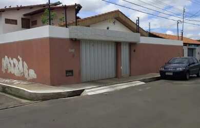 Imagem: A casa possui 4 Dormitórios, 1 Banheiro, 480m² de Área e