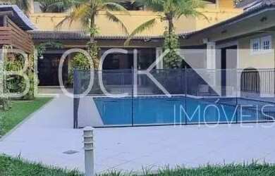 Imagem: A casa em condomínio possui 5 Dormitórios, 5 Banheiros, 3