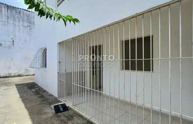 Imagem: A casa possui 2 Dormitórios, 1 Banheiro, 1 Vaga na garagem