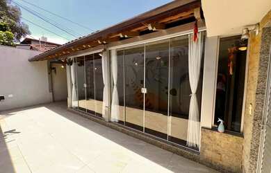 Imagem: A casa possui 3 Dormitórios, 2 Banheiros, 312m² de Área e