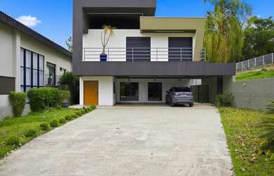 Imagem: A casa em condomínio possui 4 Dormitórios, 5 Banheiros, 5