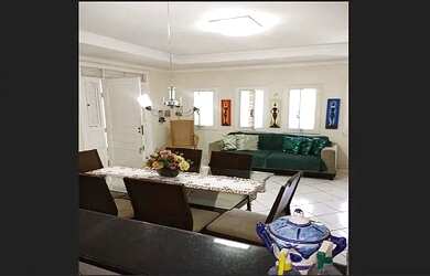 Imagem: A casa possui 3 Dormitórios, 3 Banheiros, 5 Vagas na garagem