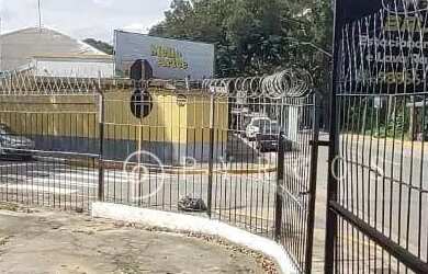 Imagem: O depósito possui 5 Vagas na garagem, 472m² de Área e está