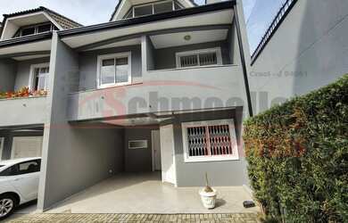 Imagem: A casa possui 3 Dormitórios, 4 Banheiros, 2 Vagas na garagem