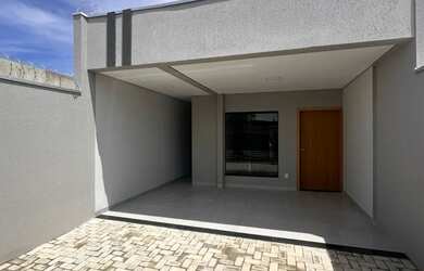 Imagem: A casa possui 2 Dormitórios, 2 Banheiros, 2 Vagas na garagem