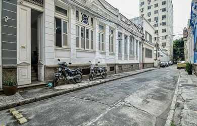 Imagem: A casa possui 5 Dormitórios, 4 Banheiros, 2 Vagas na garagem