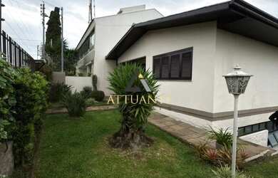 Imagem: A casa possui 4 Dormitórios, 2 Banheiros, 2 Vagas na garagem