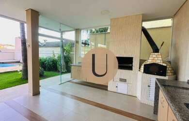 Imagem: A casa em condomínio possui 4 Dormitórios, 5 Banheiros, 4