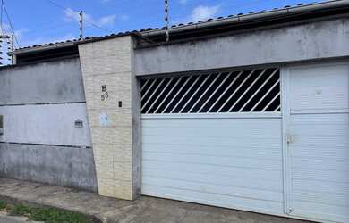 Imagem: A casa possui 4 Dormitórios, 2 Banheiros, 2 Vagas na garagem