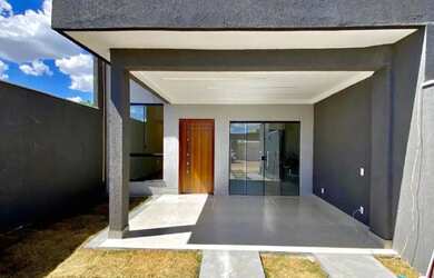 Imagem: A casa possui 3 Dormitórios, 1 Banheiro, 1 Vaga na garagem