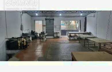 Imagem: O depósito possui 1 Vaga na garagem, 200m² de Área e está