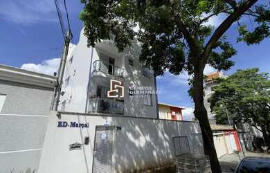 Imagem: O apartamento possui 3 Dormitórios, 1 Banheiro, 1 Vaga na garagem