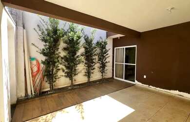 Imagem: A casa possui 2 Dormitórios, 2 Banheiros, 2 Vagas na garagem