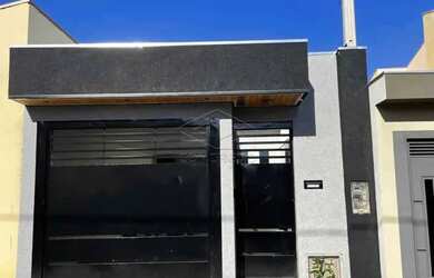 Imagem: A casa possui 3 Dormitórios, 1 Banheiro, 1 Vaga na garagem